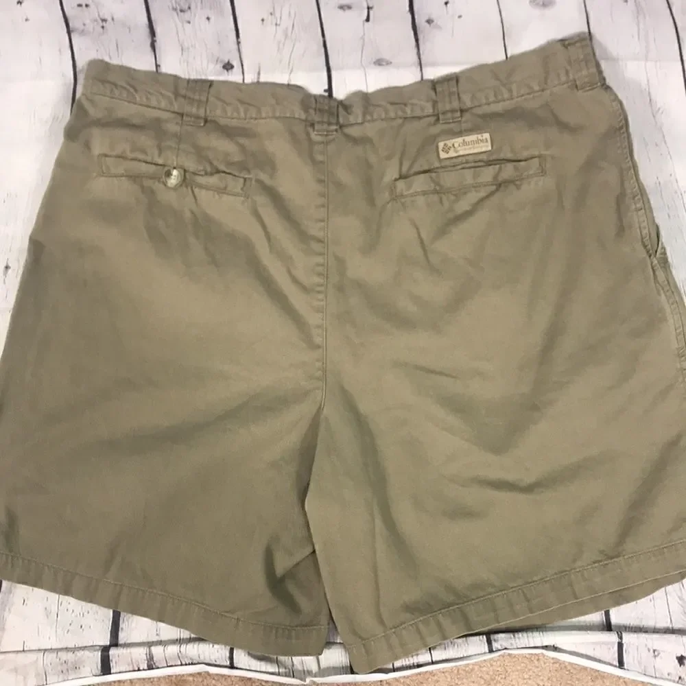 Columbia Pleated cotton Shorts size 42 EUC 8” inseam